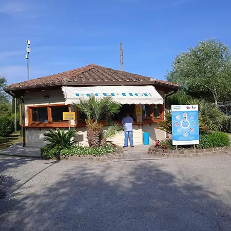 Comfortable Campsite-chalet G14 Tuscany Near Sea Dağ evi *